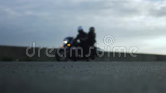 骑摩托车的年轻夫妇在模糊的背景下争吵视频的预览图