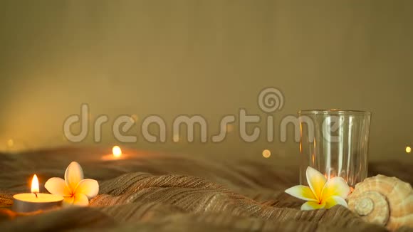 家居装饰用的热带花卉柔软的纺织品上有细长的生命烛光和梅花视频的预览图
