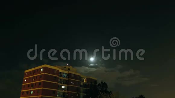 月亮从大楼上空升起视频的预览图