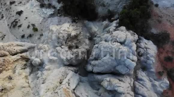 内华达沙漠岩层的空中视频的预览图