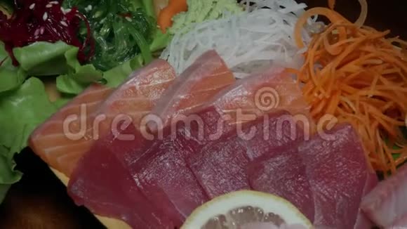 新鲜生生生鱼片套装正宗日本菜传统食物视频的预览图