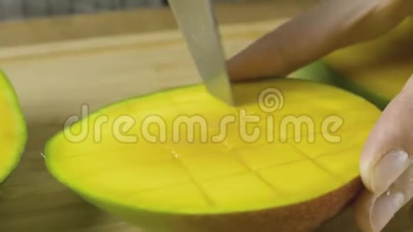 女人用手切黄芒果慢动作4K特写视频视频的预览图