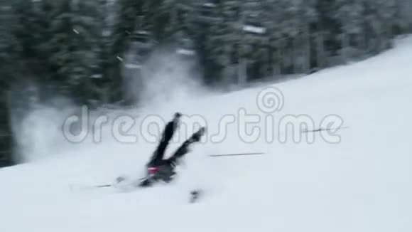 滑雪者从斜坡上掉下来视频的预览图