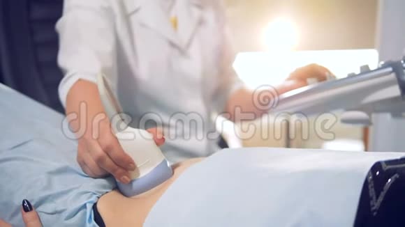 医务人员正在用一种感官装置在妇女腹部上进行超声检查视频的预览图