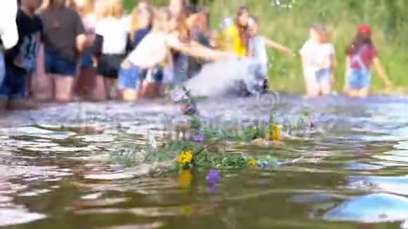 纪念伊万库帕拉女孩和女人在水上敬献花圈民间传统视频的预览图