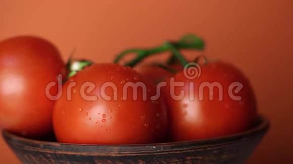 白色木制背景上的红色西红柿从上面看到的在树枝上洗过的蔬菜生食的概念视频的预览图