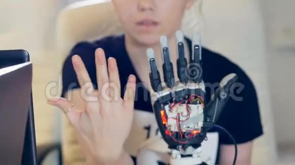 带有机器人手臂的人手臂未来的机器人网络技术roday视频的预览图
