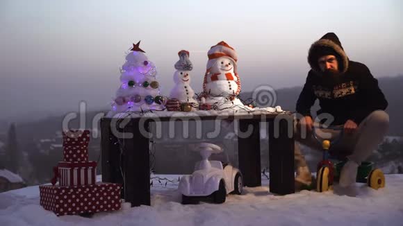 和雪人新年快乐雪人幸福的一对雪人庆典兴奋的人骑着三轮车在灰色的天空视频的预览图