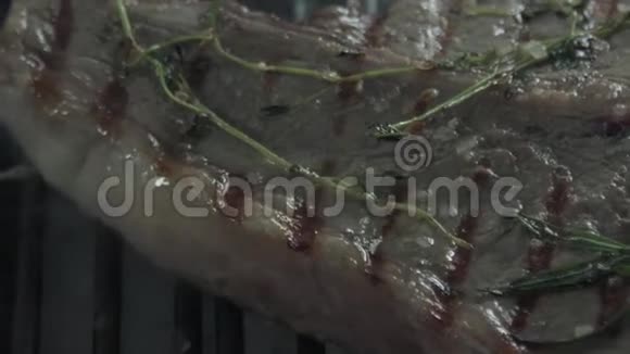 一份煎牛肉牛排视频的预览图