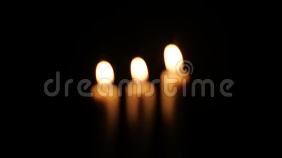 黑色背景下的蜡烛特写镜头圣诞节视频的预览图