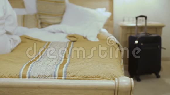 快乐的女人躺在床上慢动作视频的预览图