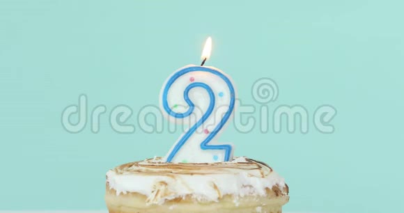彩色蓝底蛋糕上的2号蜡烛视频的预览图