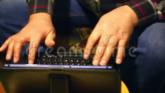 一个到了退休年龄的人不确定平板电脑里有两只手在打字平板电脑在看台上椅子上视频的预览图