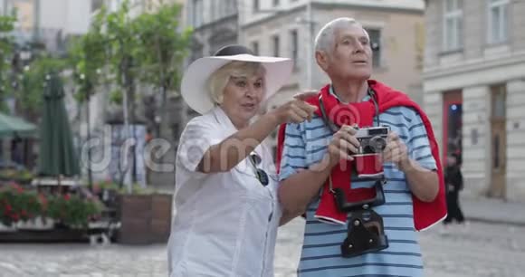 在乌克兰利沃夫旅游时男女游客都要拍照视频的预览图