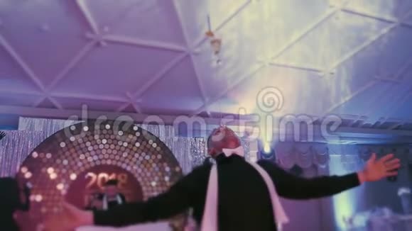杂技表演由酒吧老板用杯中的鸡尾酒表演在迪斯科舞厅当酒保的年轻人视频的预览图
