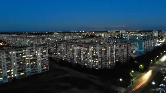 多层建筑的空中景观夜间更换窗户照明时间流逝视频的预览图