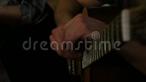 人用七弦吉他演奏灵感4K视频的预览图