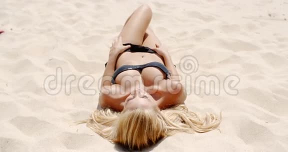 桑迪海滩上的金发女郎视频的预览图