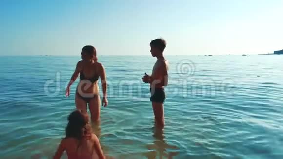 幸福的一家人在海洋里游泳母亲和孩子的生活方式在海里游泳视频的预览图