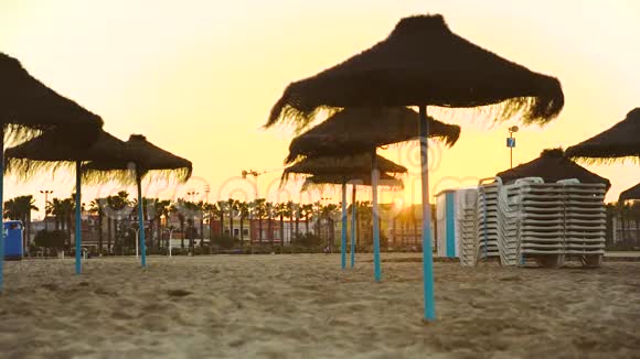 太阳盘在马尔瓦罗萨海滩日落时消失在房子后面西班牙巴伦西亚视频的预览图