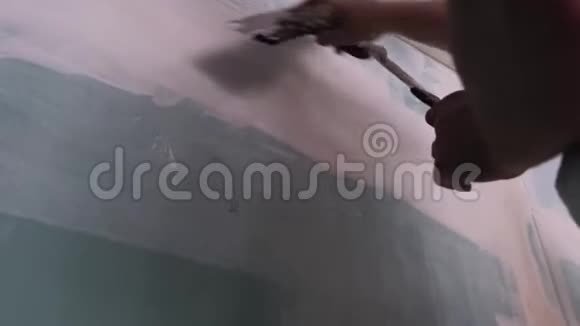 男工专业抹灰绿墙用两把插刀视频的预览图