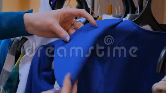 女人用手整理衣架视频的预览图