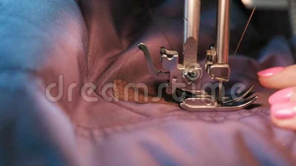 缝纫的手缝到蓝色夹克皮革插入缝马什的近景视频的预览图