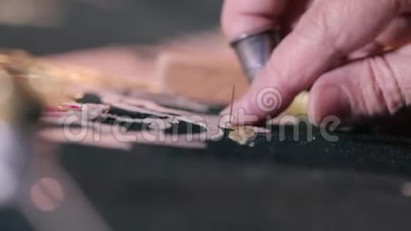 女人缝纫布料上的刺绣民间工艺视频的预览图