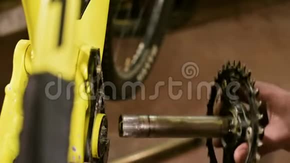 在修理自行车的车间中主油润滑踏板组件的轴以进行维护自行车视频的预览图