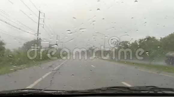 汽车在雨天在街上行驶在前面使用雨刷视频的预览图