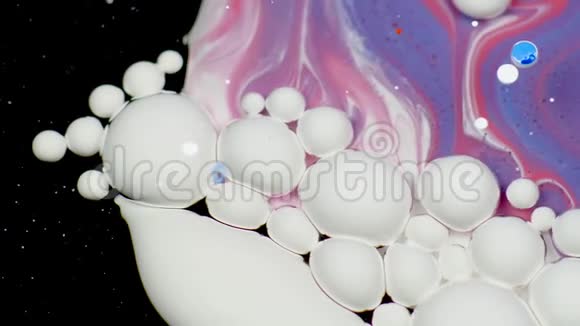 紫色油面上惊人的白色气泡油漆视频的预览图