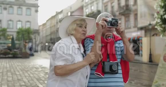 在乌克兰利沃夫旅游时男女游客都要拍照视频的预览图