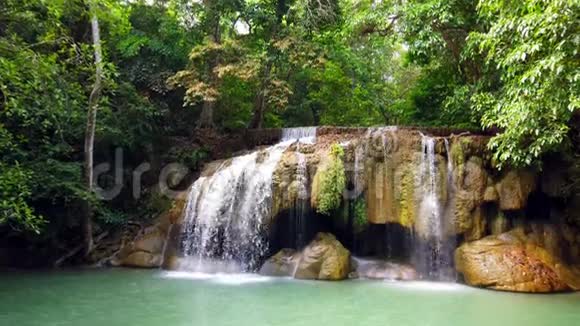 位于泰国Kanchanaburi省的埃拉万国家公园或埃拉万瀑布4K超高清视频的预览图