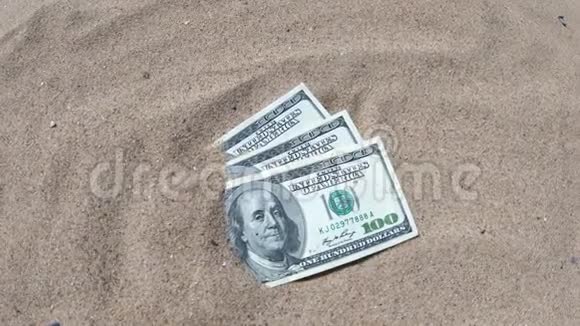 钱娃娃一半被沙子覆盖在海滩特写视频的预览图