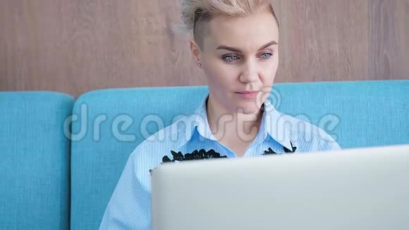 在电脑上工作的女人概念妇女自由经营视频的预览图