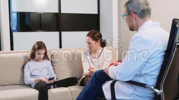 漂亮的女人和她的女儿在心理医生办公室咨询视频的预览图