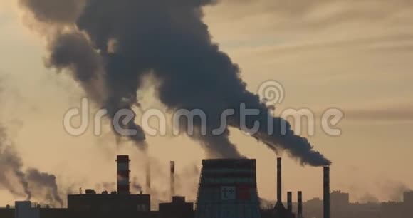 4K视频在夕阳渐变的天空下蒸制冷却塔和吸烟的工业烟囱视频的预览图