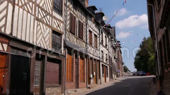 法国诺曼底科尔米耶的中世纪街道视频的预览图