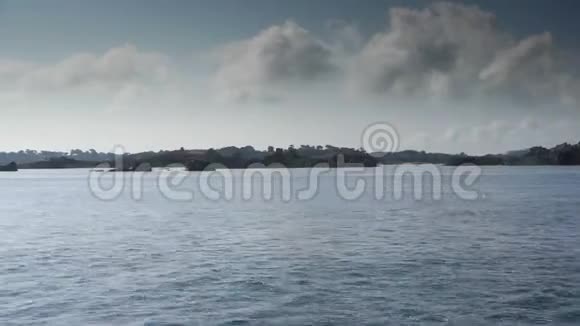 乘船旅行法国小岛视频的预览图