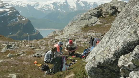 徒步旅行者在山上做饭视频的预览图