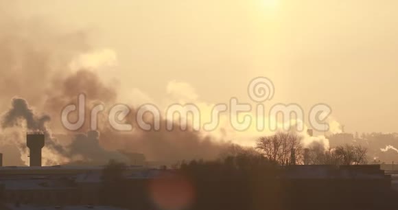 4K视频在夕阳渐变的天空下蒸制冷却塔和吸烟的工业烟囱视频的预览图