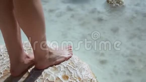 女孩脚踩在温泉的水里视频的预览图