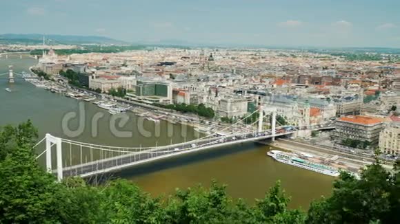 布达佩斯市全景穿过多瑙河穿过埃尔泽贝特的白桥视频的预览图
