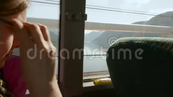 女孩乘公共汽车去挪威视频的预览图