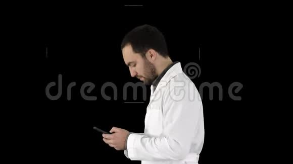 步行医生或护士用手机发短信阿尔法频道视频的预览图