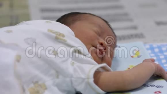 小睡脸接近一个四个月大的婴儿休息和蠕动视频的预览图
