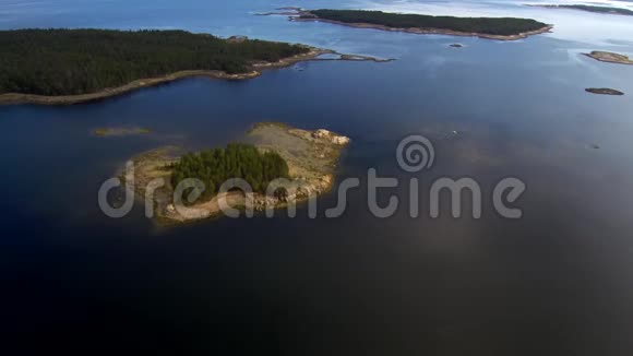 无人机在白海岛上空的跨度北部景观视频的预览图