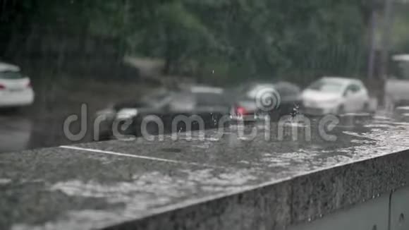 雨滴落在路边背景汽车天气观念城市观念视频的预览图
