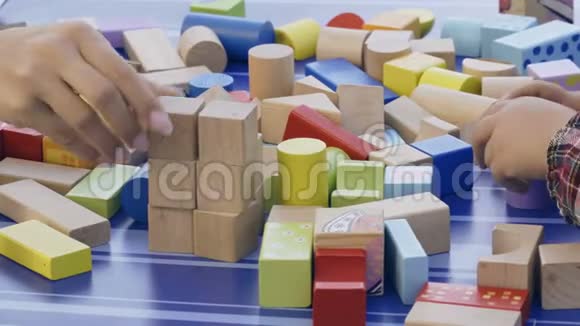 女人和孩子玩木方块视频的预览图