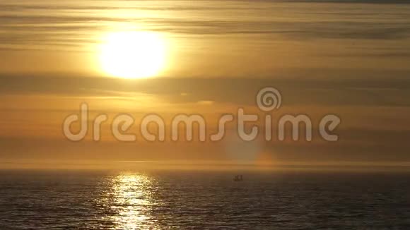 夕阳西下的小船视频的预览图